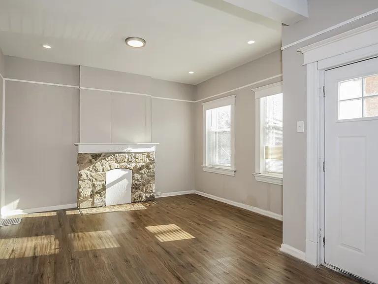 742027_018_living_room_13574636.jpg