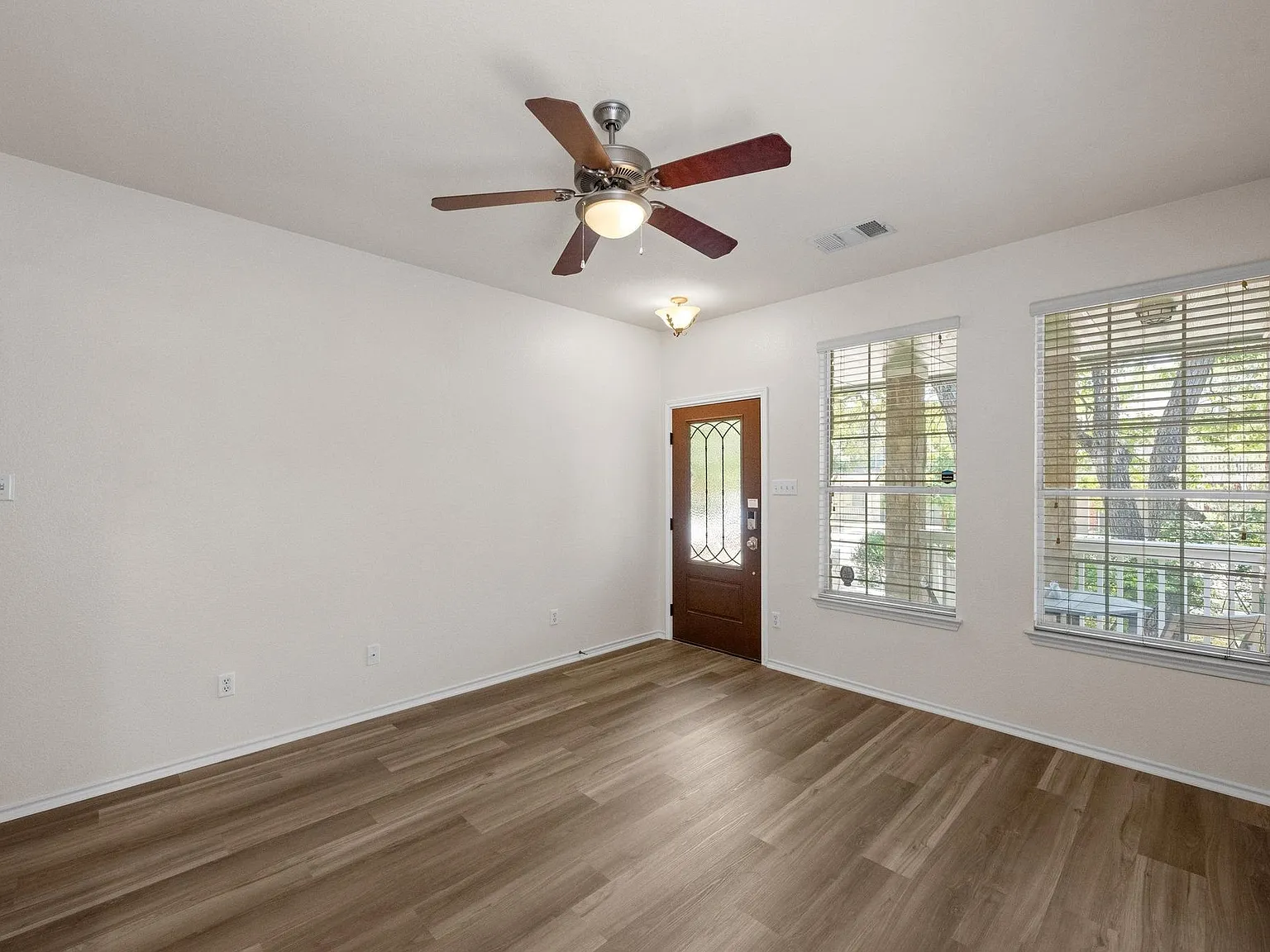 3 bed, 2.5 bath, 1438 sqft, $2,600 — Photo 4