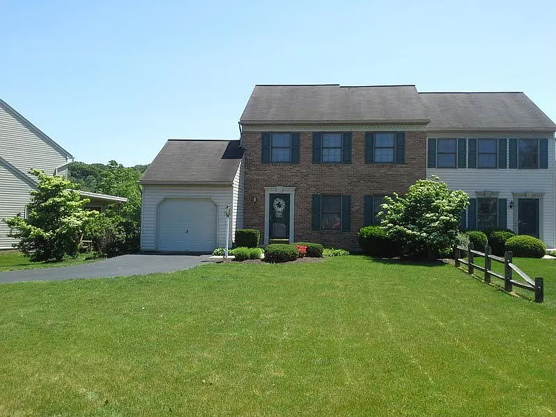 106 Waverly Ave photo 1