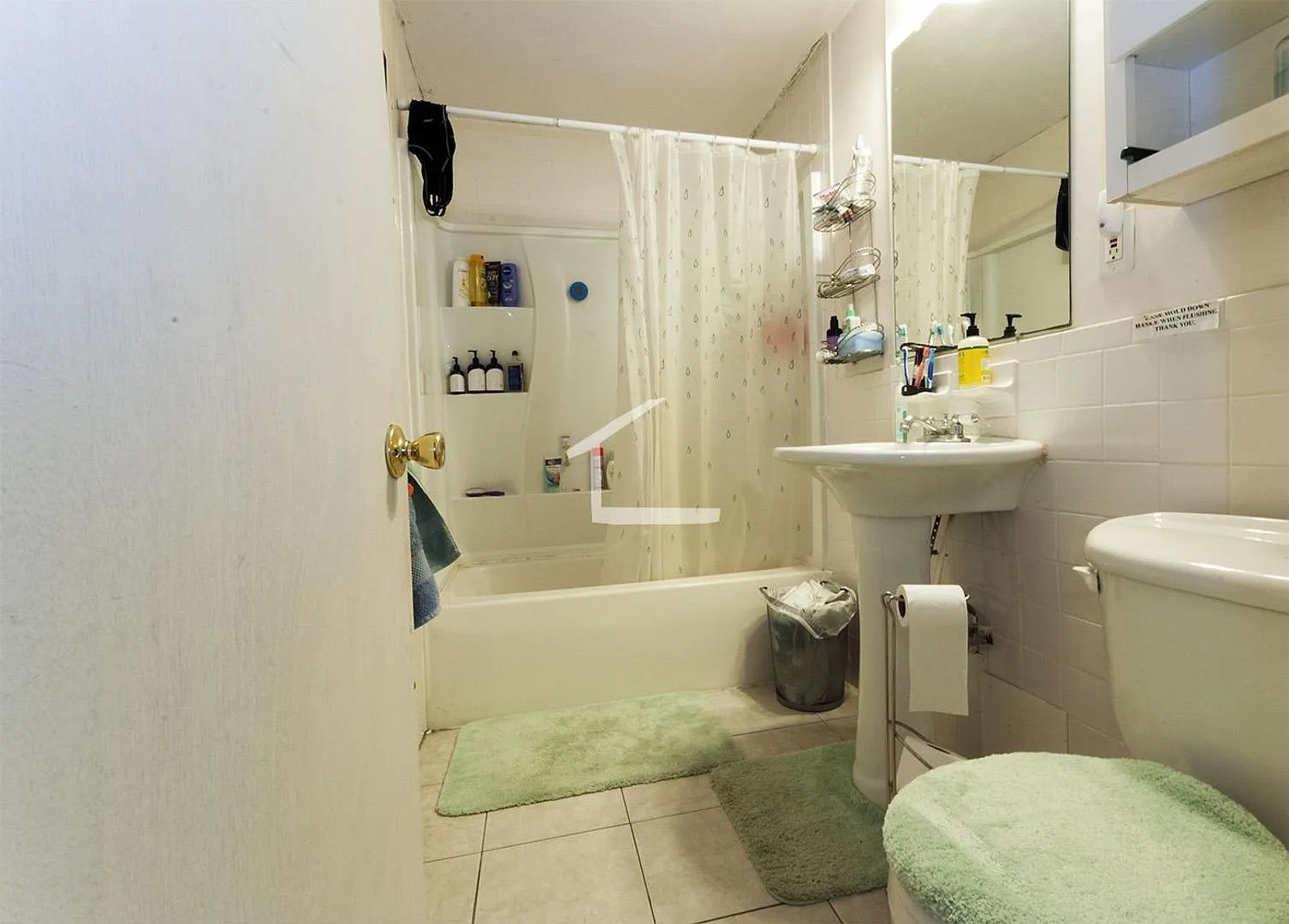 Nice, inexpensive 3 bed for the upcoming school year! — Photo 3