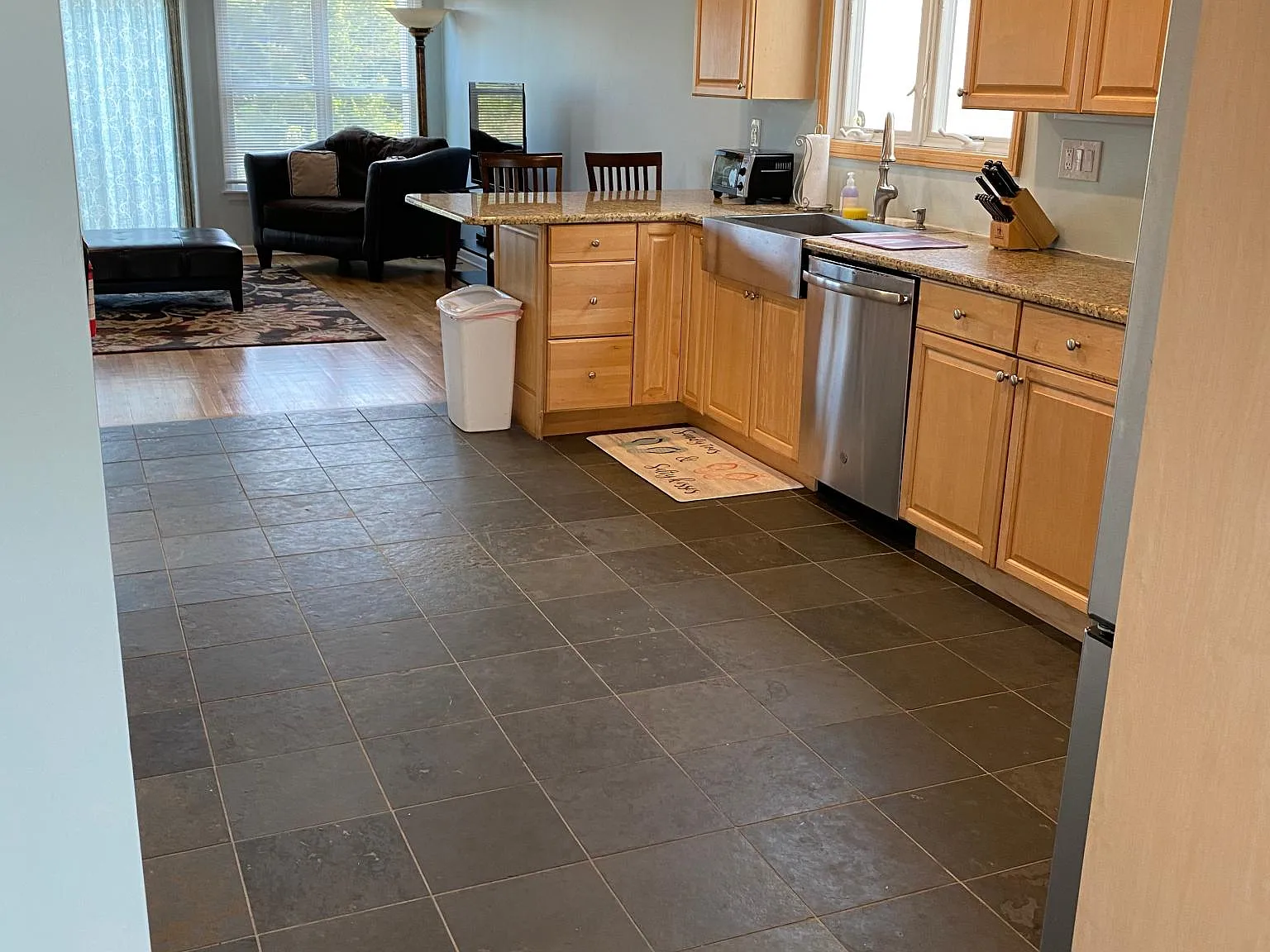 3 bed, 2600 sqft, $3,500 — Photo 2