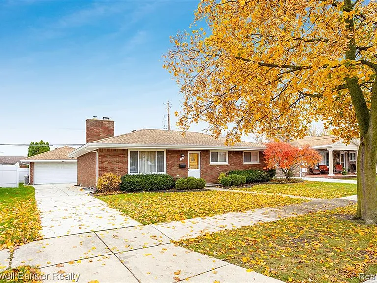 20571 Brooklawn Dr — Photo 2