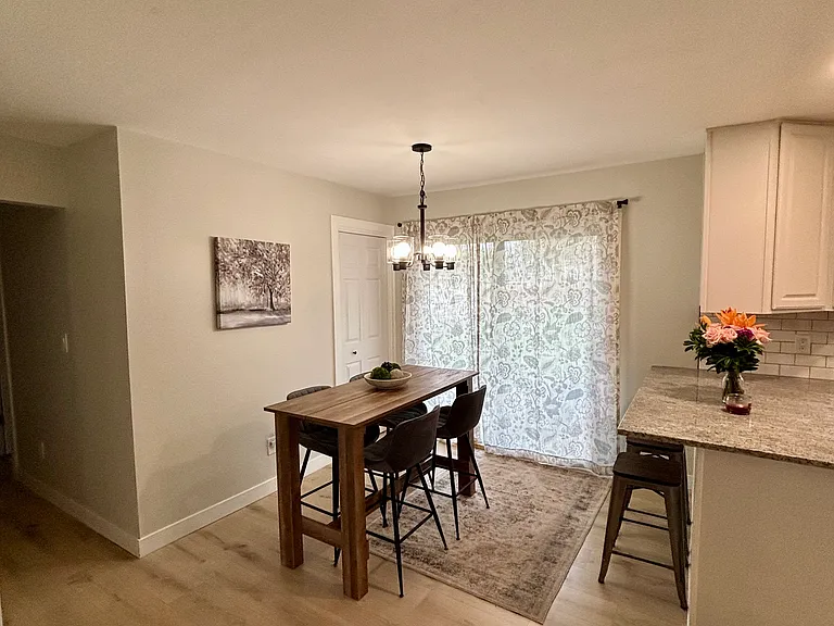 901 Briarwood Ln — Photo 3