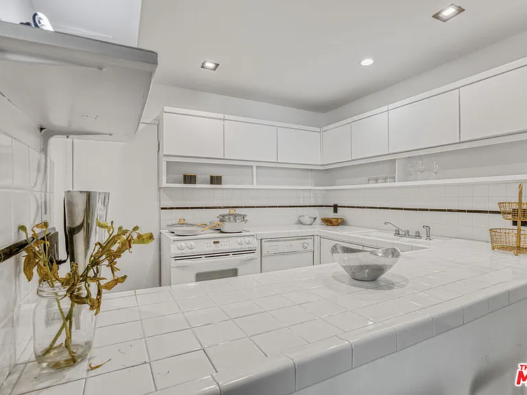 10433 Wilshire Blvd #808 — Photo 15