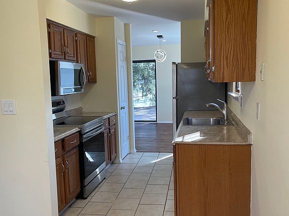4th image of 98 Saint Anns Ct
