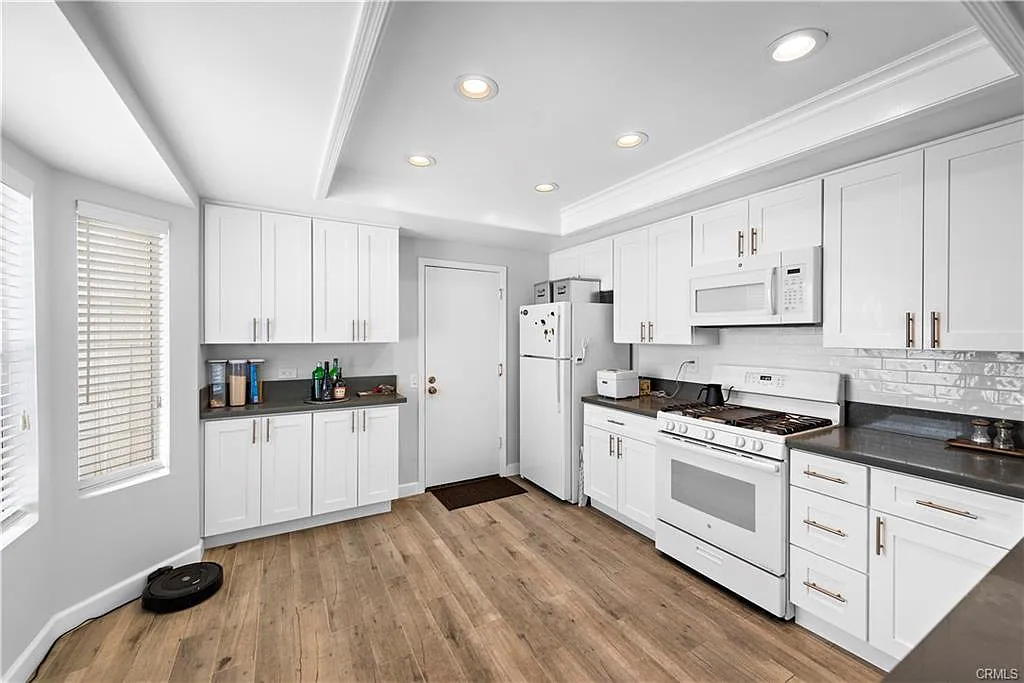 2 bed, 1119 sqft, $4,100 — Photo 2