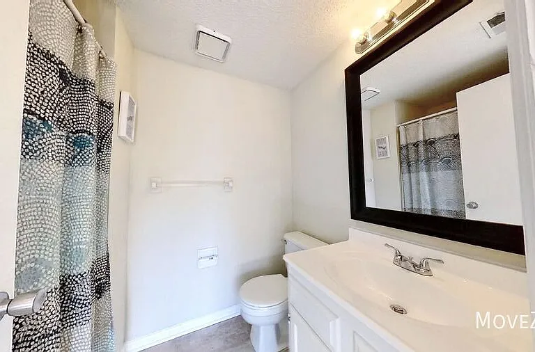 1641 Arlyn Cres E — Photo 14