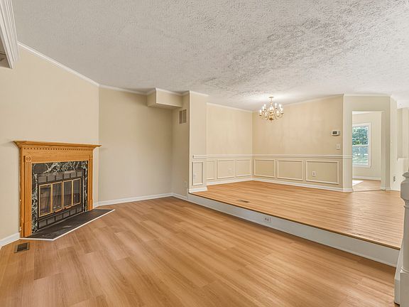 4th image of 55 Oak Crest Ct