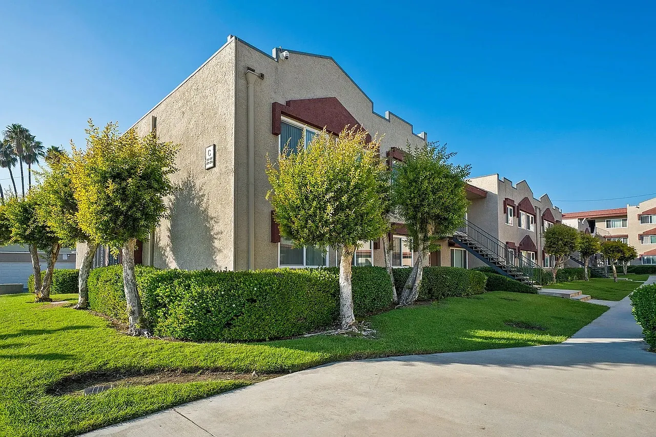 Azusa Gardens Apartments — Photo 2