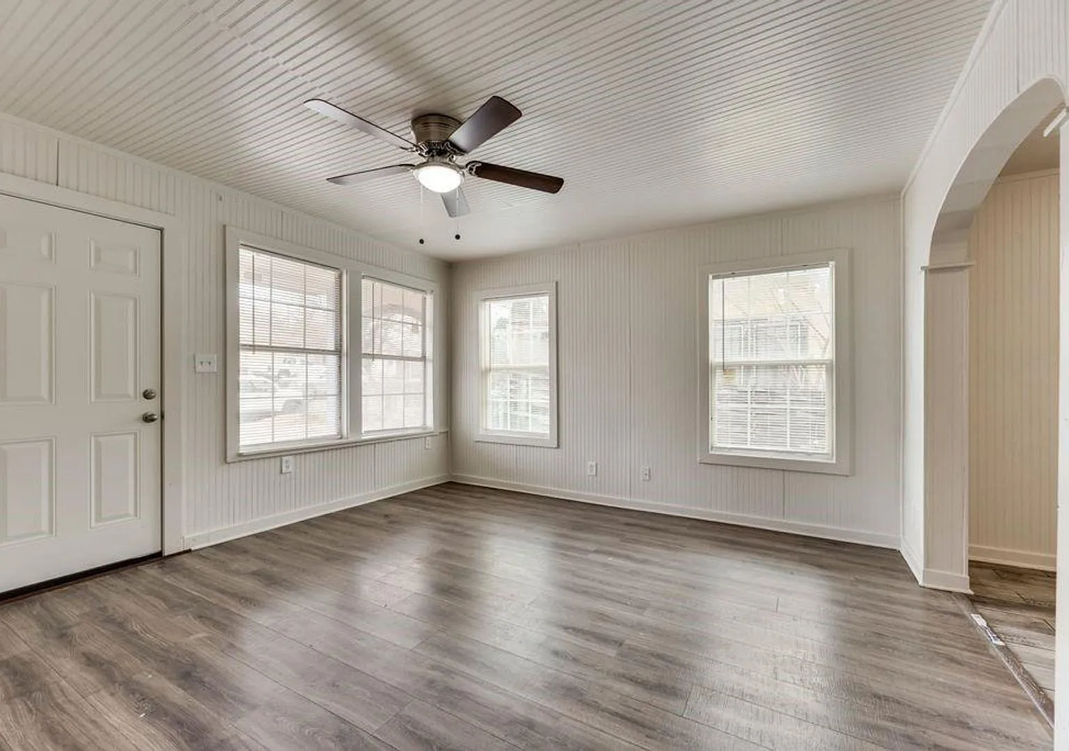 This charming two bedroom one bathroom — Photo 1