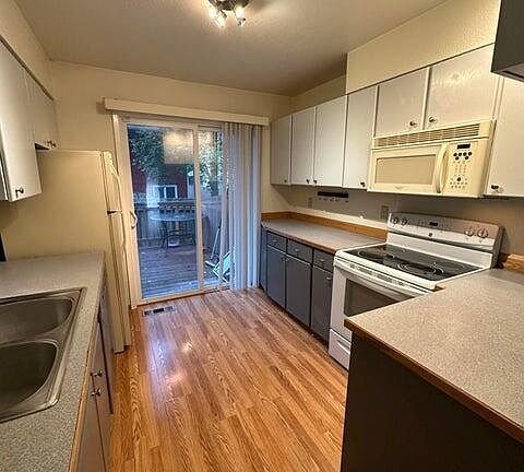 3rd image of 8622 Augusta Cir