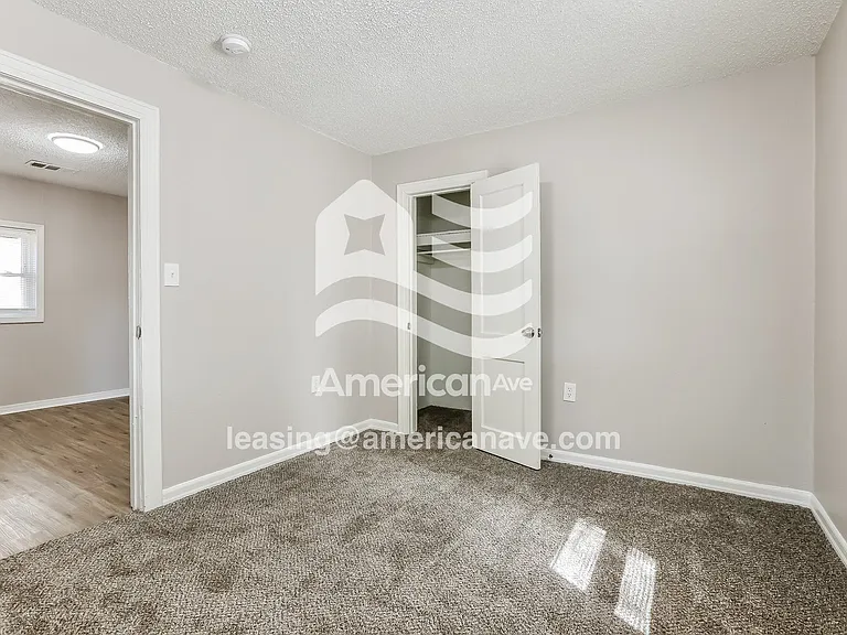 1813442_010_wm_-_main_bedroom_13131304.jpg