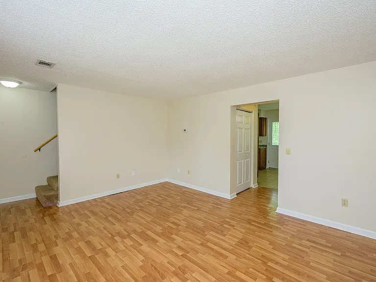 300 Berkley Ct #8 — Photo 2