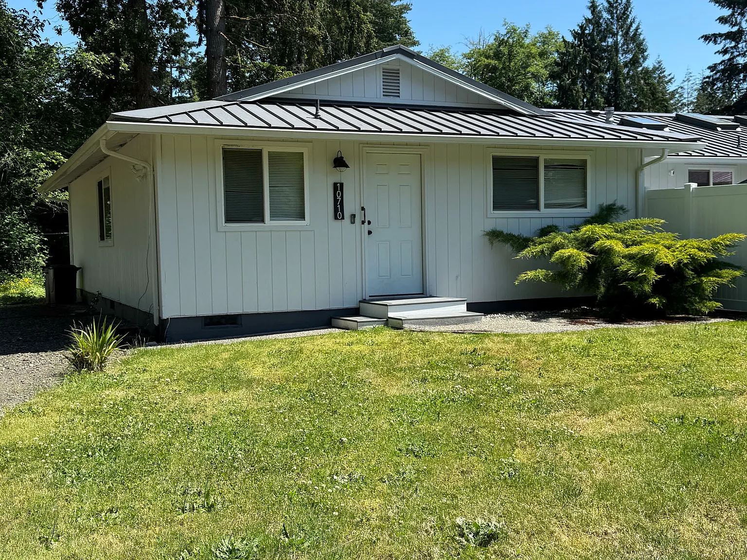 2 bed, 1.0 bath, 900 sqft, $200 — Photo 1
