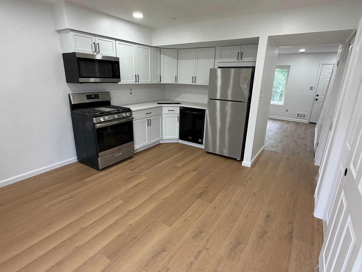 2 bed, 1.5 bath, 1300 sqft, $2,650 — Photo 3