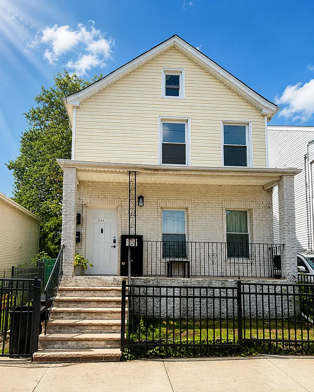 322 New St — Photo 1