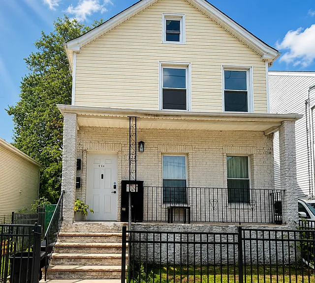 322 New St — Photo 1