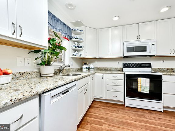 5th image of 1055 Temple Ct #135