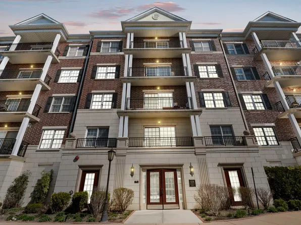 434 McDaniels Cir Unit 203, Clarendon Hills, IL 60514