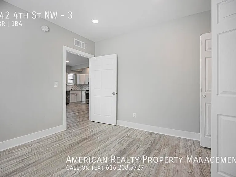 442 4th St NW #3 — Photo 8