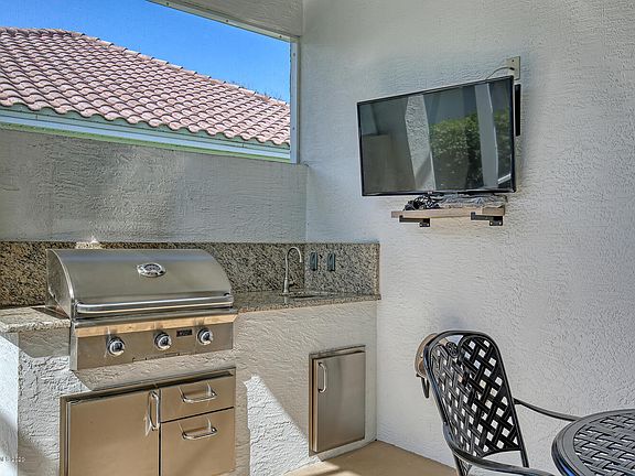 4th image of 915 Aquarina Blvd
