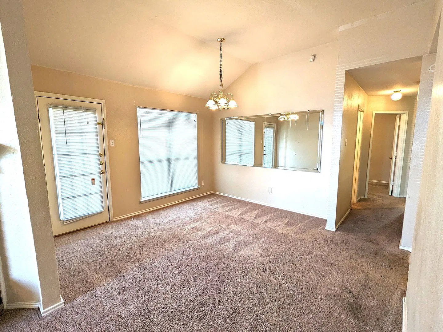 3 Bedroom in Mansfield — Photo 4