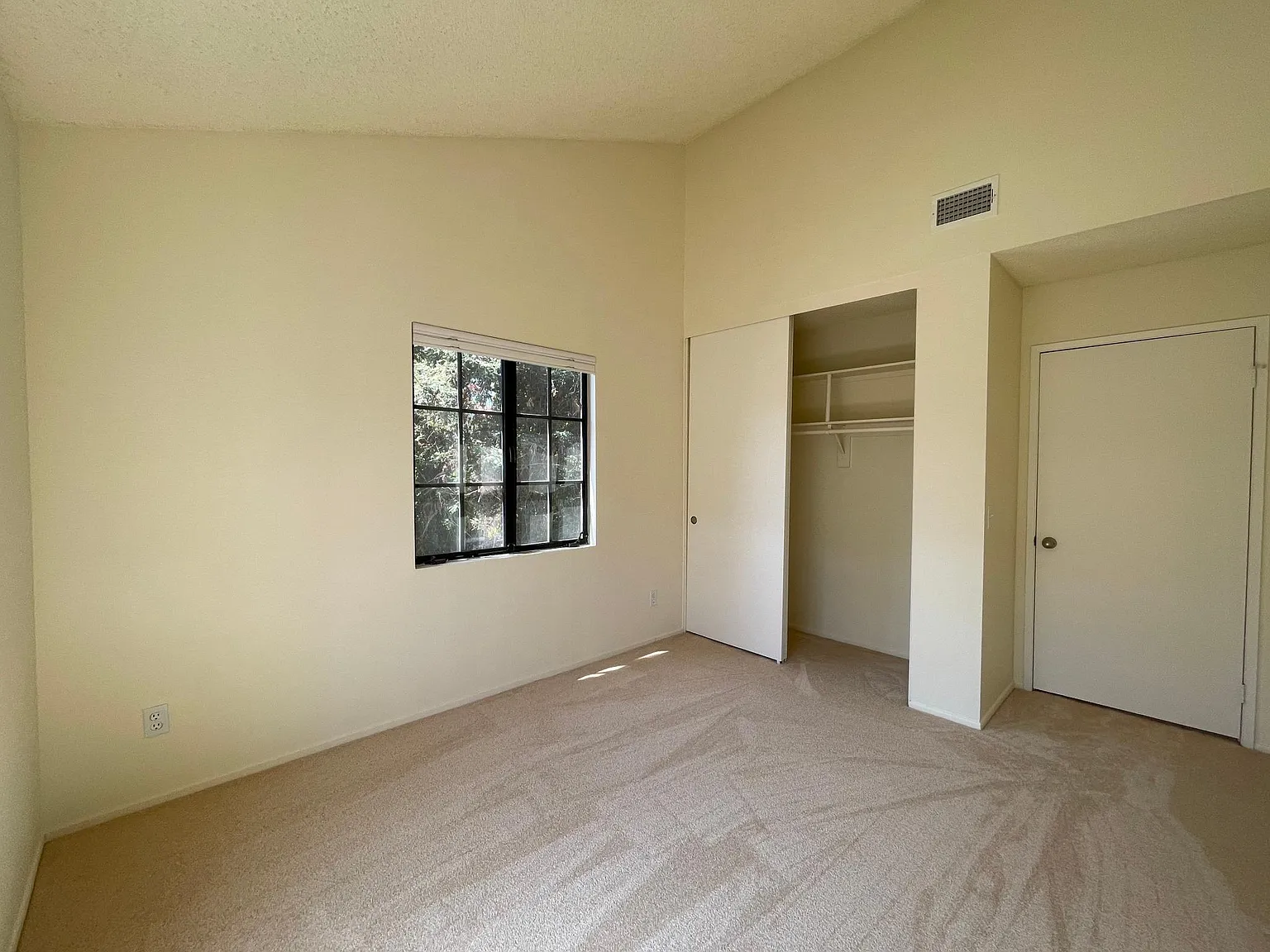1122 Campbell St — Photo 3