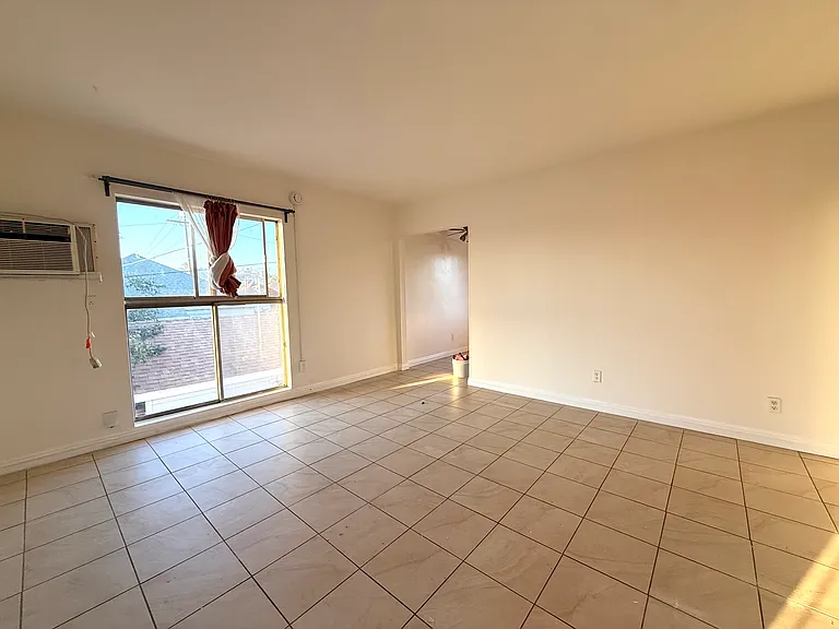 1938 Johnston St #3 — Photo 2