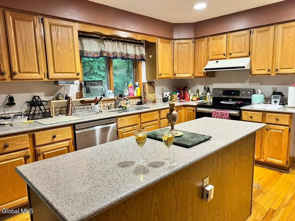 4 bed, 2402 sqft, $3,900 — Photo 4