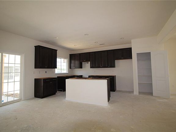 5th image of 151 Peck Ln