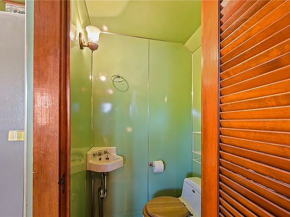 15th image of 616 E Main St