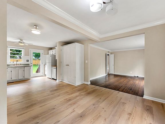 Dining room/living room.