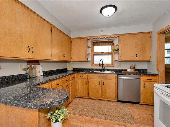 4th image of 4106 E 3rd St