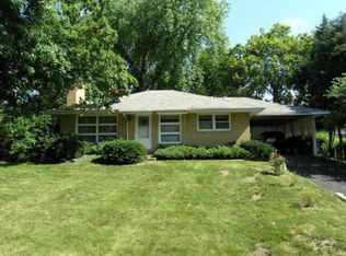 17W354 Halsey Rd, Oakbrook Ter, IL 60181