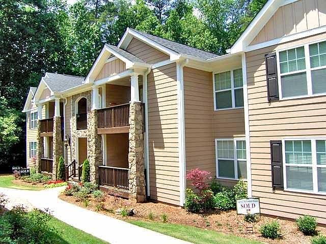 1st image of 404 Madison Ln SE #404