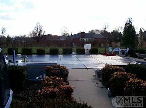 5th image of 1005 Pin Oak Dr