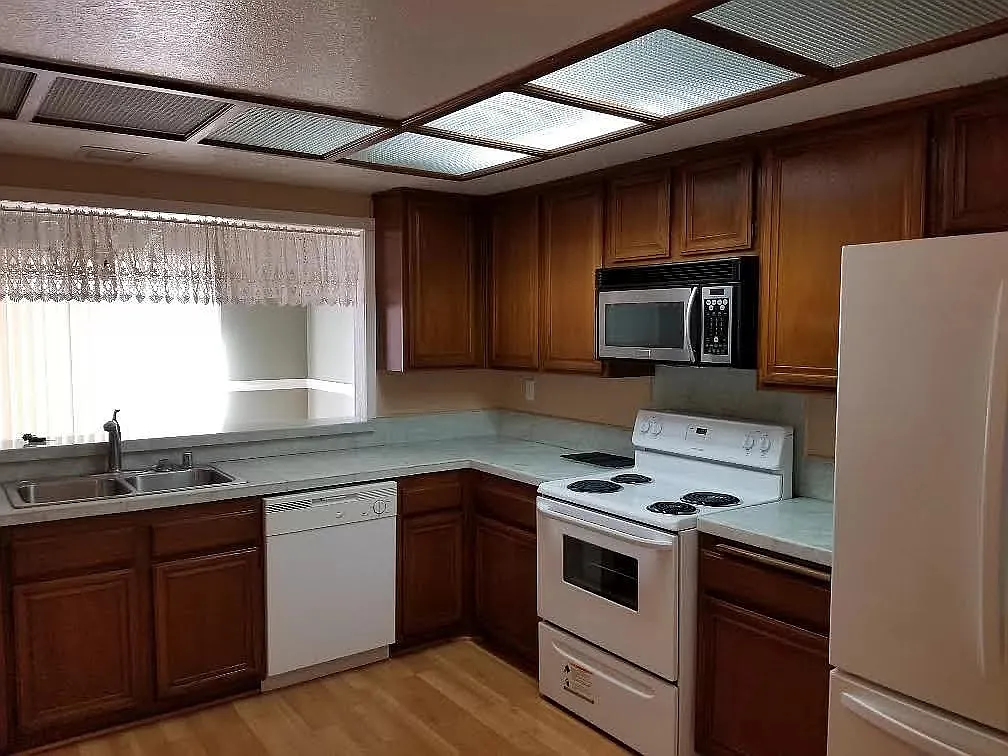 3 bed, 2.5 bath, 1453 sqft, $3,850 — Photo 4