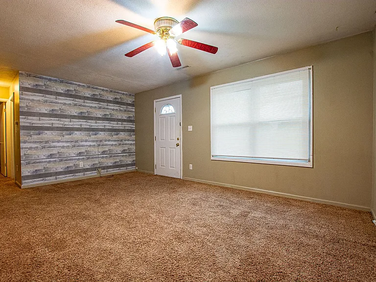 1410 Lindwood Dr — Photo 4