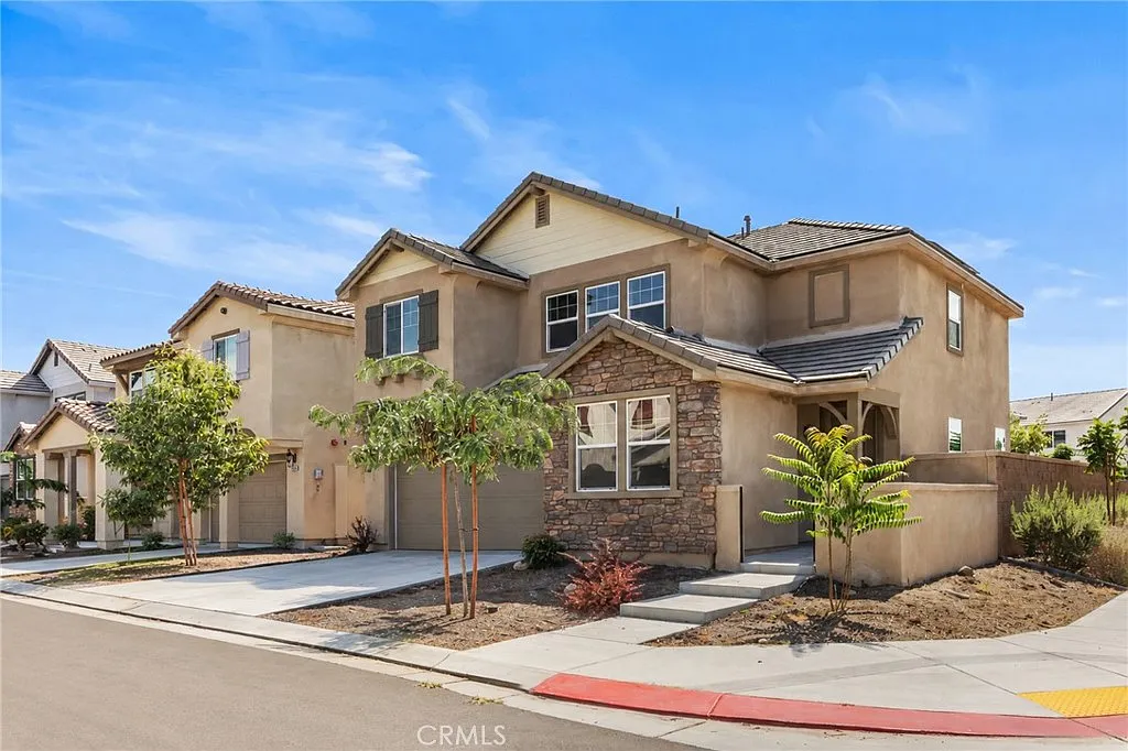 4 bed, 3.0 bath, 2100 sqft, $3,400 — Photo 1