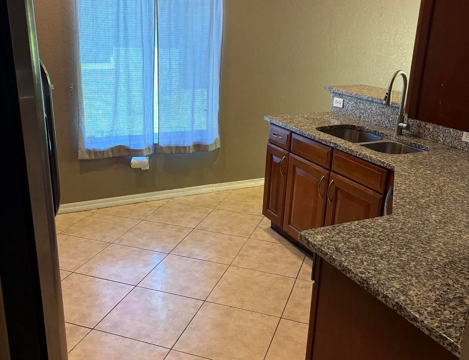 4 bed, 2.0 bath, 1596 sqft, $2,390 — Photo 3