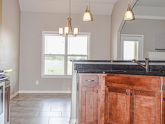 4th image of 1784 Apache Way