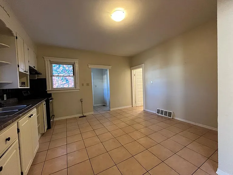 806 Marentette Ave #1 — Photo 8