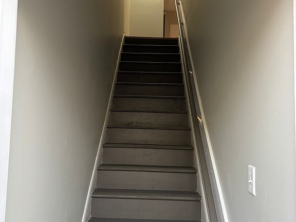 3rd image of 863-865 Oak St #863-1/2