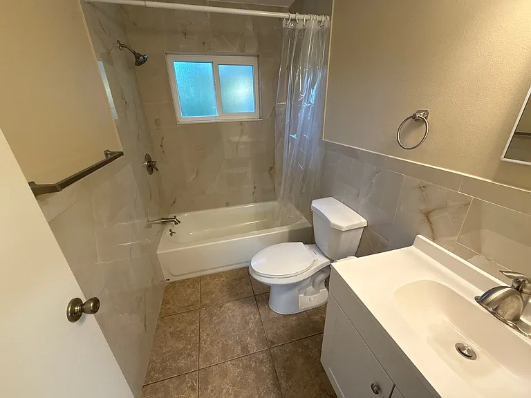 41 S Monroe St — Photo 17
