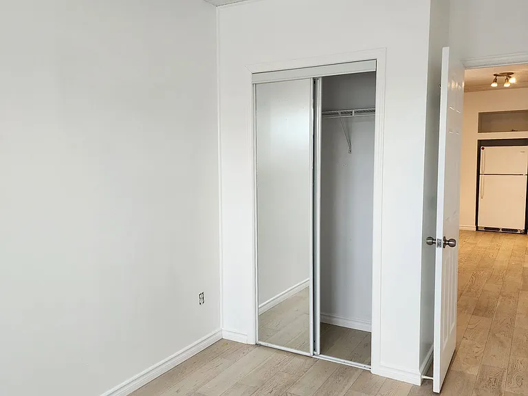 26 King St W #2B — Photo 9