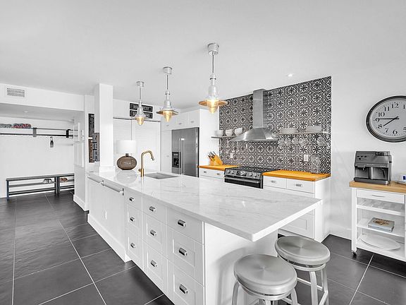 3rd image of 330 SE 20th Avenue #513