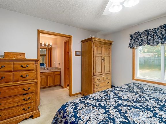 3rd image of 414 NW Bayberry Ct