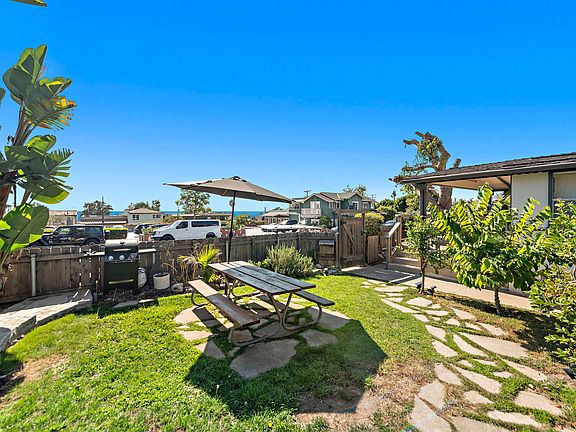 Easy sit down view of the ocean with fruit to right of footpath
