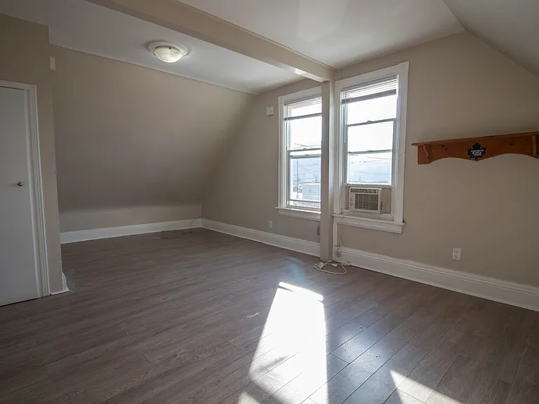 31 Ontario Rd — Photo 3