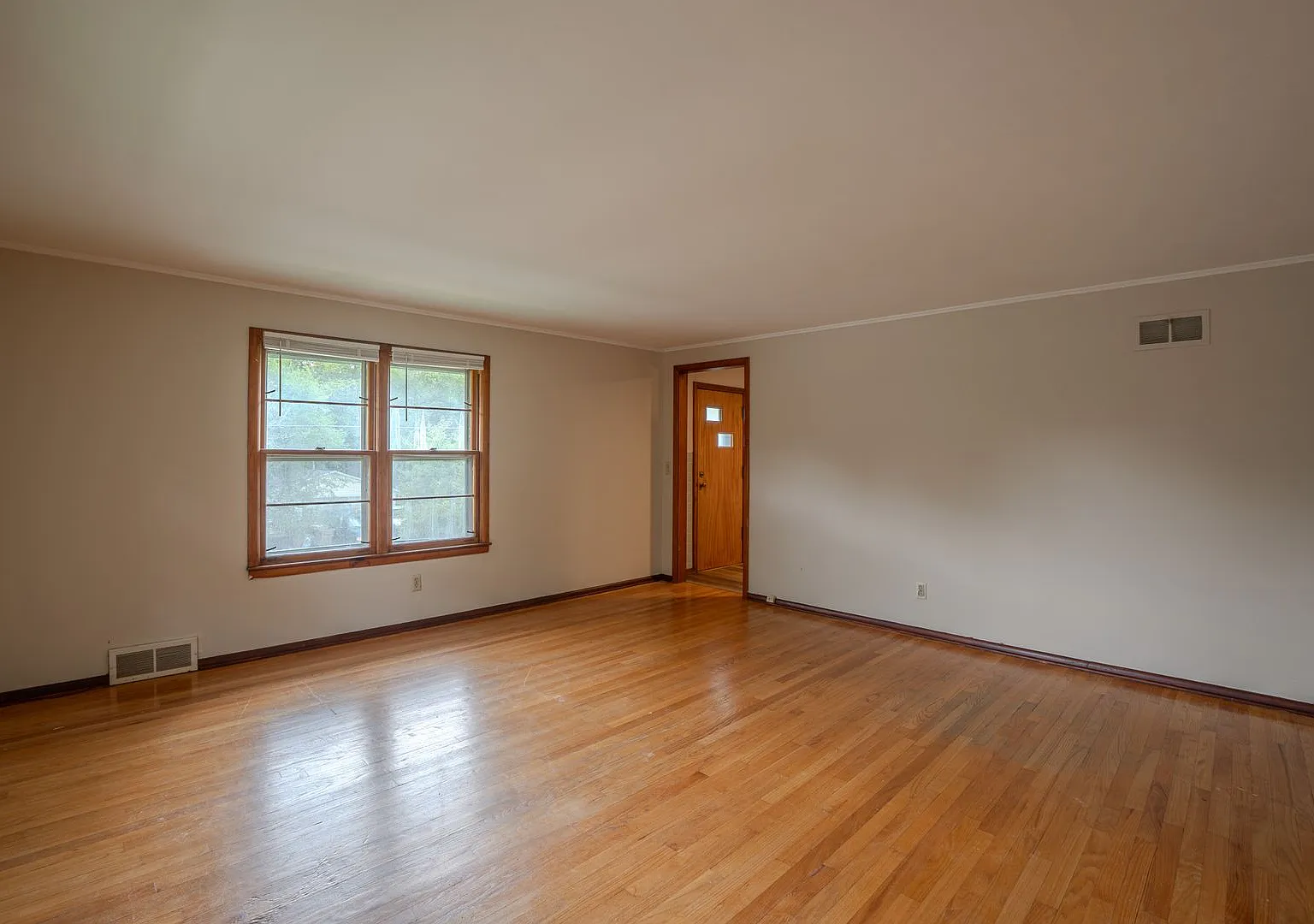 430 Oak St — Photo 3